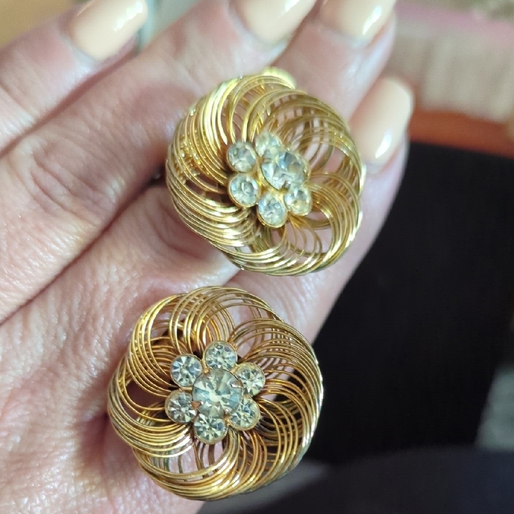 Vintage Coro Gold-Tone Textured Wire Swirl Rhinestone Flower Clip-On Earrings - Picture 4 of 4